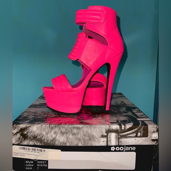 Hot Pink Heels 🔥 - Picture 2 of 3